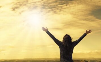 Kto jest zwolniony z zapinania pasów w samochodzie?